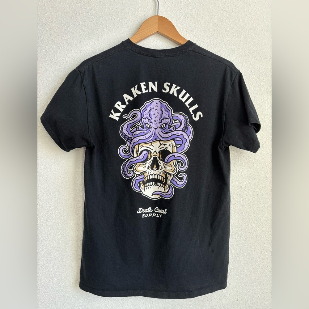 Men’s Medium Kraken Skulls Death Coast Supply tee